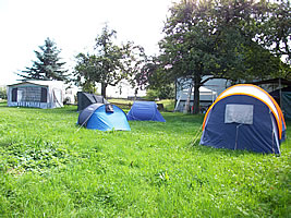 Zelte auf der Campingwiese